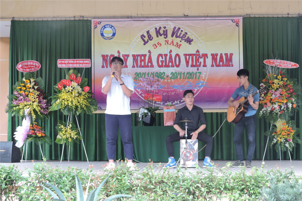 Van nghe - Hat - Nang mua ha - Xuan Man 12A7, Minh Hieu, Thien Tu.JPG